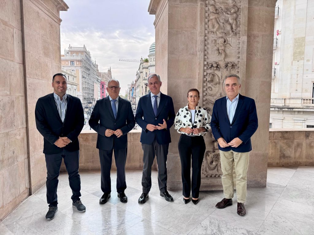 081124 El presidente del Cabildo, Casimiro Curbelo, y la alcaldesa de San Sebastián, Angélica Padilla, mantienen un encuentro con el alcalde de Sevilla, José Luis Sanz