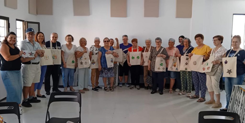 Asistentes al taller de bolsas de tela organizado por el Ayuntamiento de Las Palmas de Gran Canaria