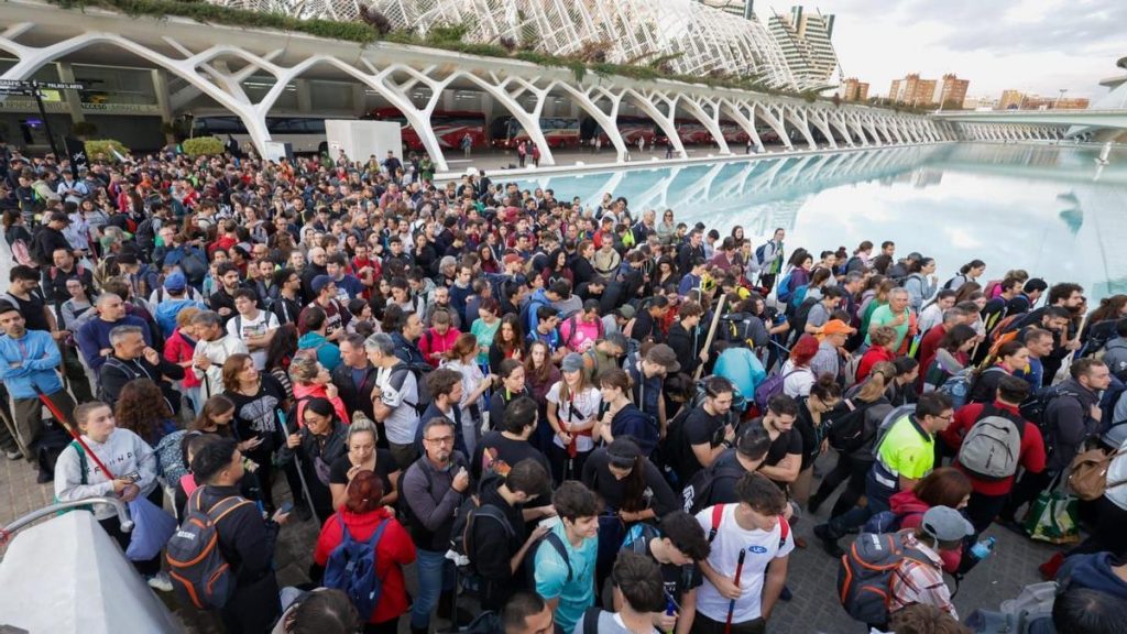 Baja la afluencia de voluntarios en el segundo día de autobuses del gobierno valenciano