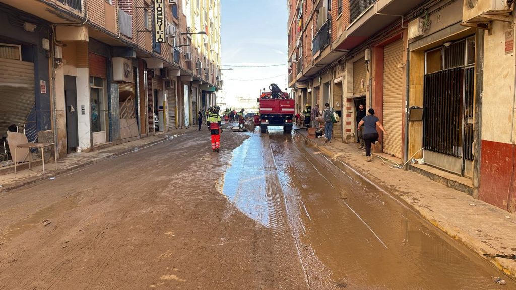 Bomberos de la capital grancanaria apoyan en las labores de emergencia de Alfafar 1