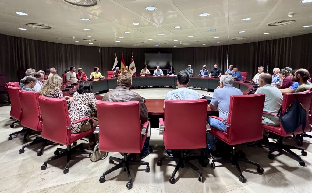 Casimiro Curbelo durante una reunión con representantes del sector primario