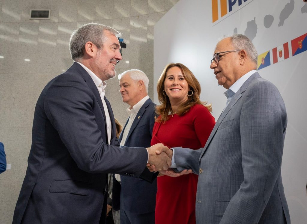 Casimiro Curbelo y Fernando Clavijo en la II Conferencia de Presidentes