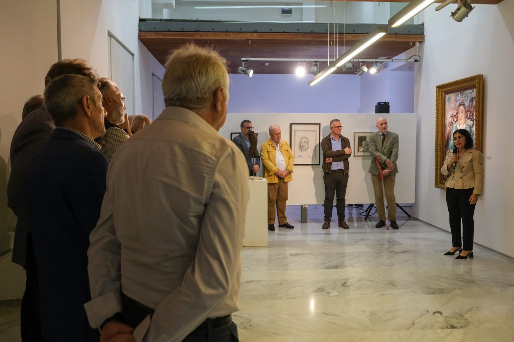 Darias inaugura la exposición ‘Saavedra regresa a las Casas Consistoriales’ con 15 retratos del exalcalde (2)