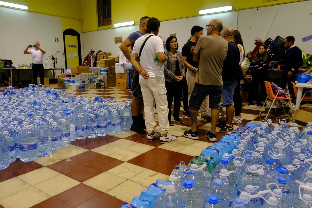 Darias visita los puntos solidarios de ayuda a las personas afectadas por la DANA de Valencia instalados en la ciudad (1)