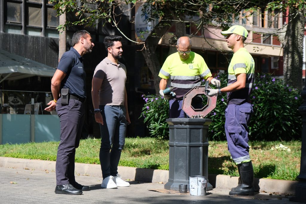 El Ayuntamiento acondiciona más de 70 papeleras del Parque de Santa Catalina y la Calle Mayor de Triana 1