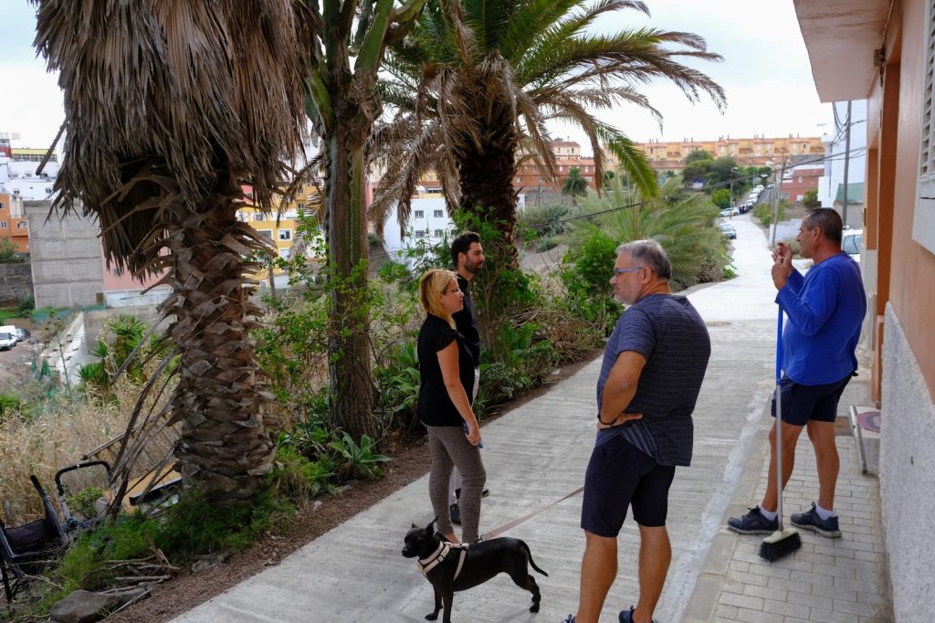 El Ayuntamiento pavimenta el camino de la calle Verderón en el barrio de Almatriche Alto (1)