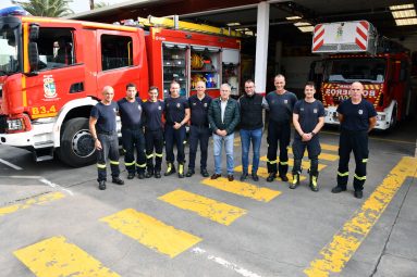 El alcalde Marco Aurelio Perez felicita a los bomberos de Maspalomas por su labor de ayuda a los afectados por la Dana de Valencia (1)