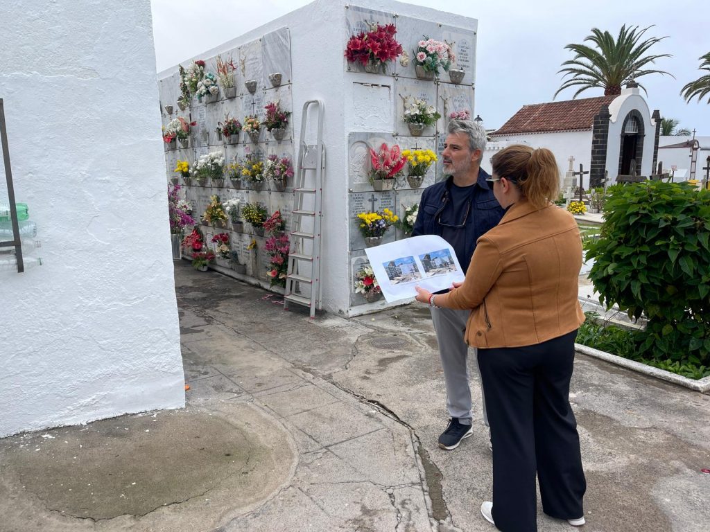 El concejal de Ciudad Sostenible, David Hernández, visita el cementerio municipal donde se realizarán las obras de ampliación de los nichos (I)