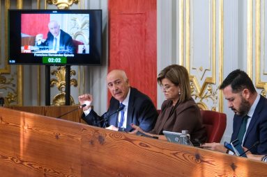 El concejal de Hacienda, Francisco Hernández Spínola, y la concejala de Aguas, Inmaculada Medina, durante el Pleno del Ayuntamiento