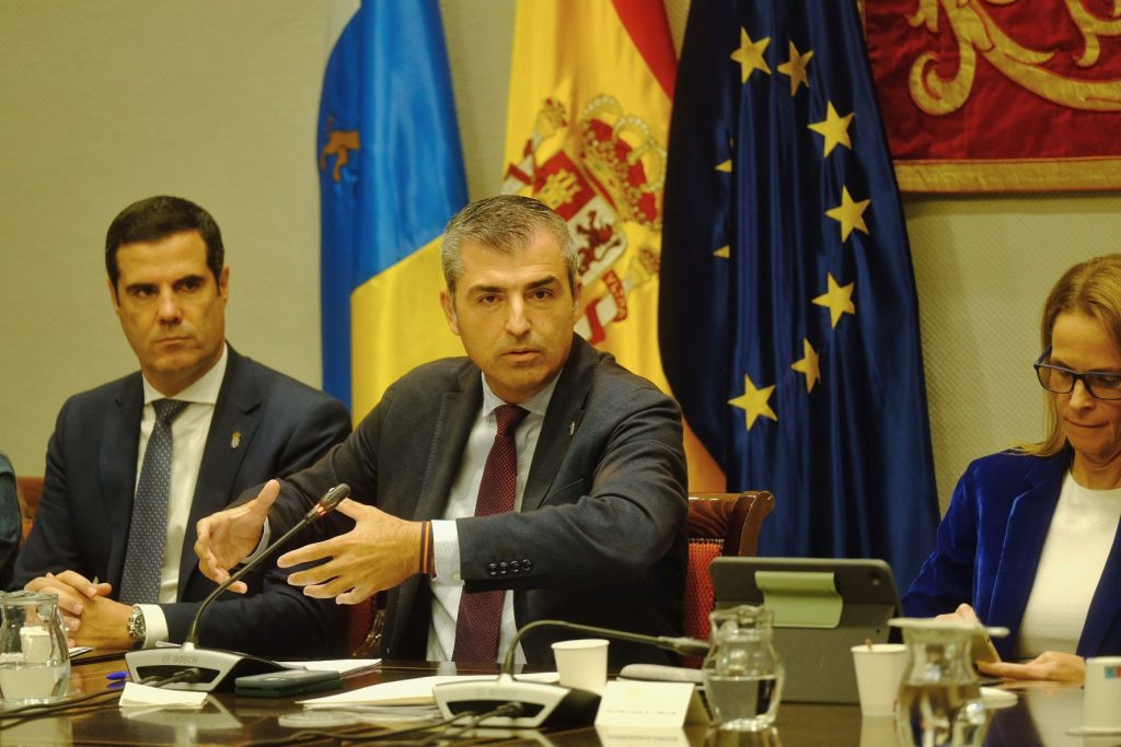 El-consejero-de-Economia-Manuel-Dominguez-en-la-Comision-de-Presupuestos.jpg