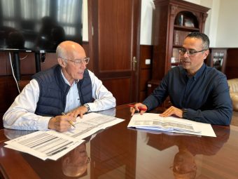 Firma presupuestos 2025. En la foto, alcalde de Santa Úrsula, Juan Acosta, y concejal de Hacienda, Antonio Damián González