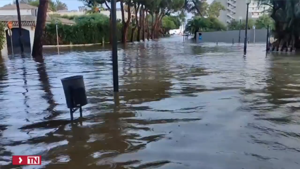 La lluvia torrencial anega Sitges, donde han caído árboles y hay calles cortadas