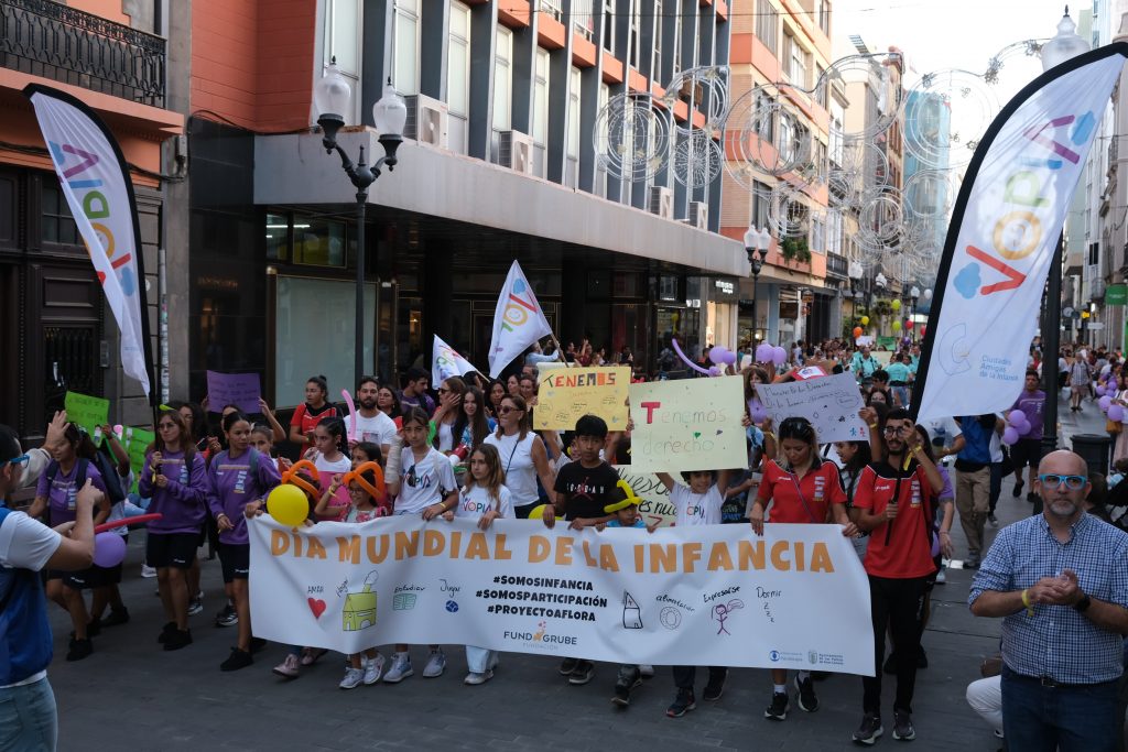 Más de 400 personas participan en la Marcha por los Derechos de la Infancia de Las Palmas de Gran Canaria (1)