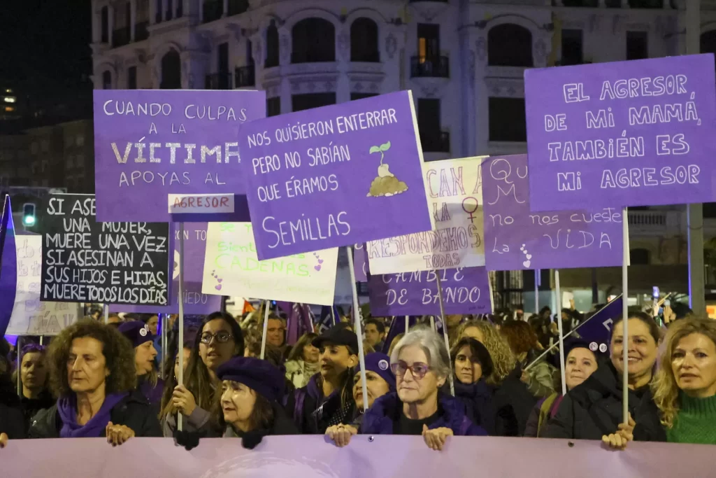 Miles de personas marchan este 25N marcado por los últimos crímenes machistas en España