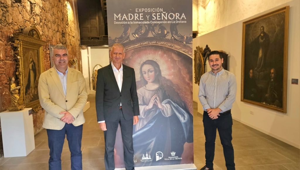 SERGIO MARTÍN CONCEJAL MUSEOS, ALCALDE Y ADOLFO PADRÓN EN PRESENTACIÓN DE LA EXPOSICIÓN