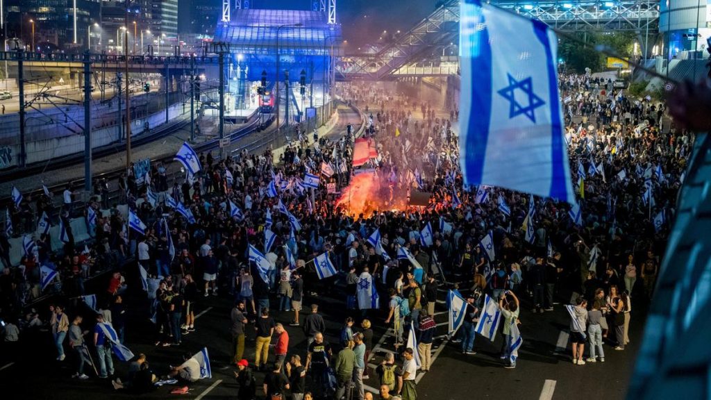 Unos 40 detenidos en Tel Aviv por las protestas contra el cese del ministro de Defensa