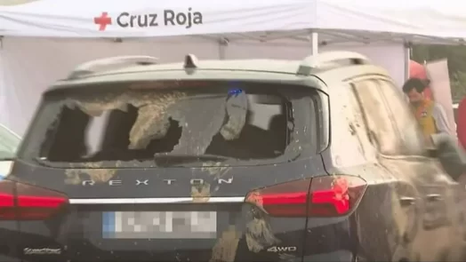 atacan-el-coche-de-pedro-sanchez-en-paiporta-valencia