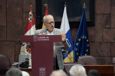 031224 Casimiro Curbelo, presidente del Cabildo de La Gomera, durante una intervención