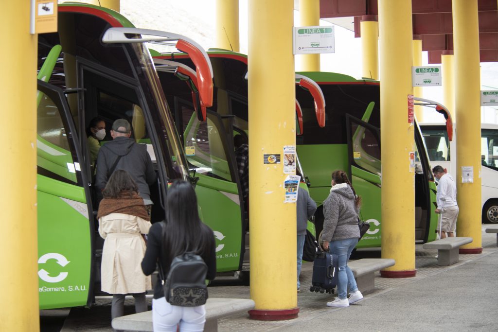 181224 Pasajeros usando el servicio de transporte público de La Gomera