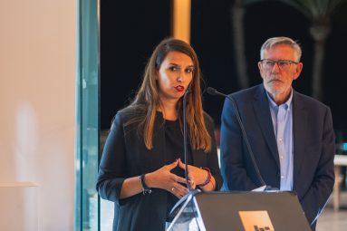 2. Intervención de la coordinadora en Canarias de Mamás en Acción, Thais Montesdeoca, junto a Brendan Breen