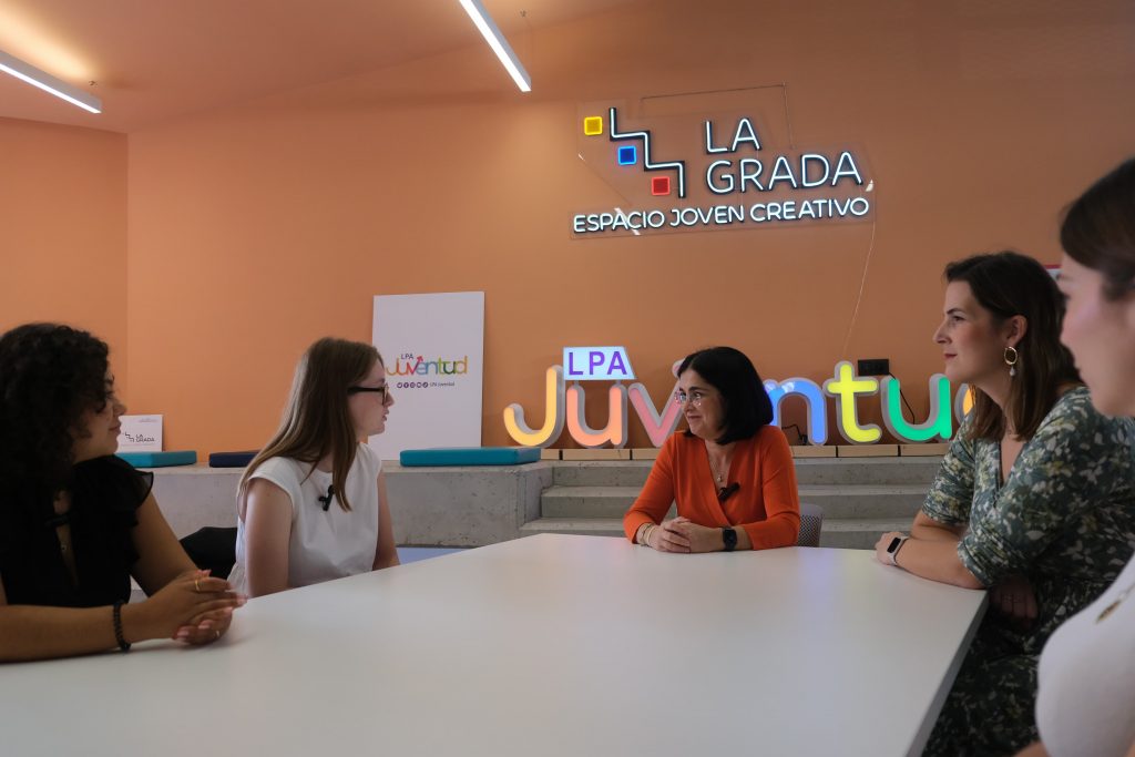 Carolina Darias y Carla Campoamor, junto a las voluntarias de la Unión Europea en el Ayuntamiento de Las Palmas de Gran Canaria