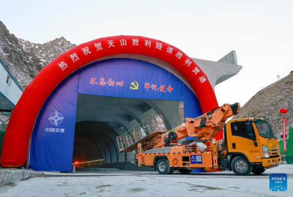 China completa la construcción del túnel de autopista más largo del mundo en Xinjiang