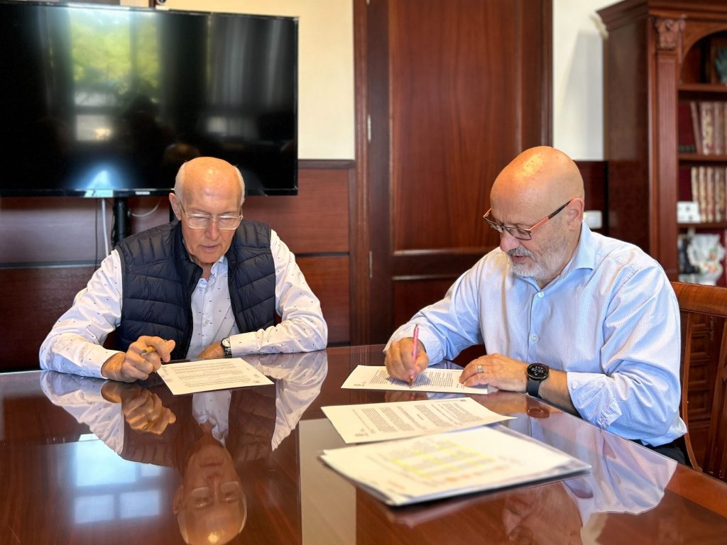 El alcalde, Juan Acosta, firmando el convenio para el anÞo 2025