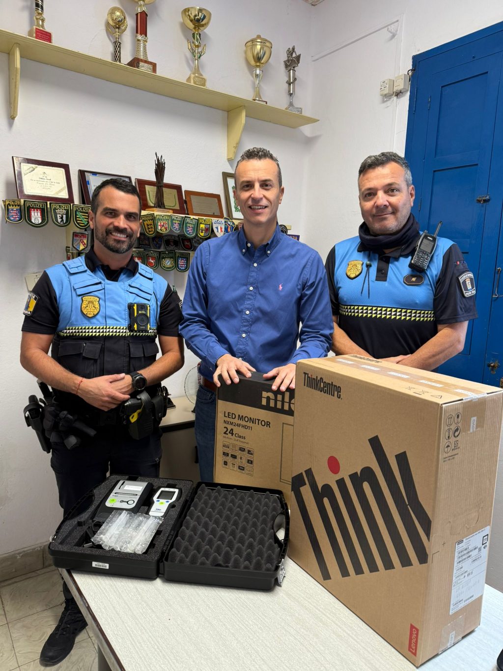 El alcalde junto a la Policiìa Local con el equipamiento nuevo