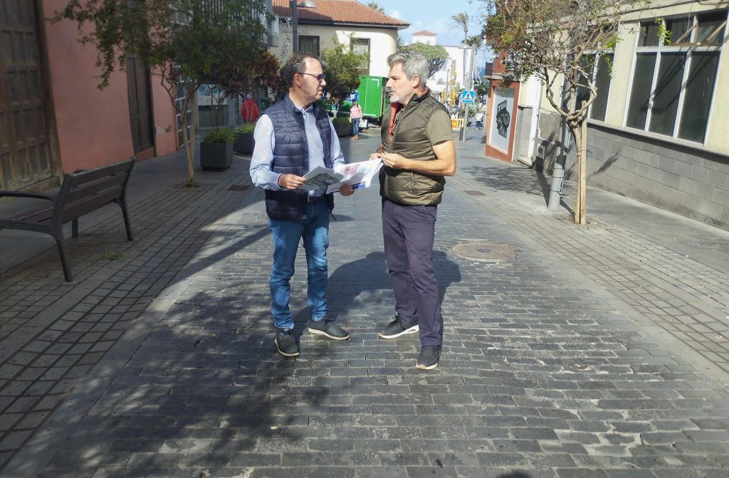 El concejal David Hernández, Junto al arquitecto municipal, durante la valoración de una de las vías objeto de actuación (I)