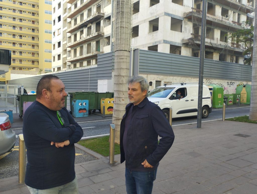 El concejal David Hernández, junto a Eduardo Luis, representantes de los vecinos afectados