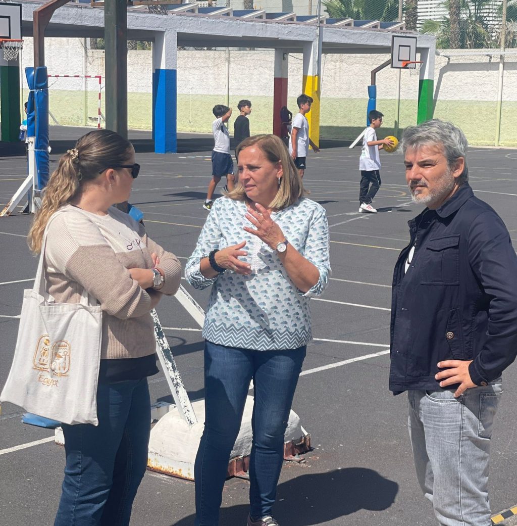 El concejal de Ciudad Sostenible, junto a la aparejadora municipal y la directora del Colegio Tomás de Iriarte durante una visita al centro