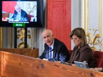 El concejal de Presidencia, Hacienda, Modernización y Recursos Humanos, Francisco Hernández Spínola, durante el pleno del Ayuntamiento