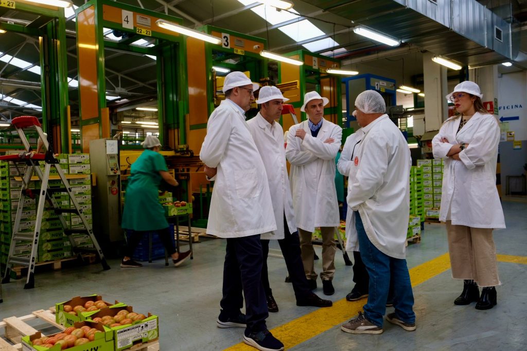 El consejero Manuel Dominguez durante la visita a CROAGRISAN