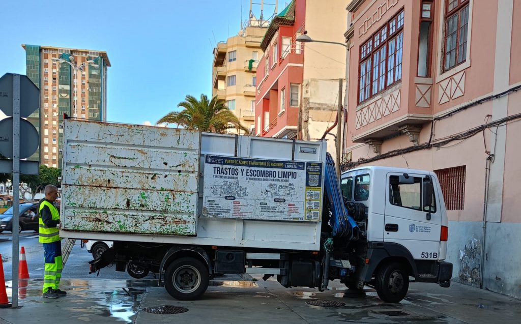 El servicio de acopio transitorio de trastos, enseres y escombros recorre los cinco distritos en diciembre 2