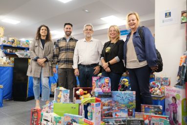 Entrega de juguetes recogidos en los distritos a la Casa de Galicia