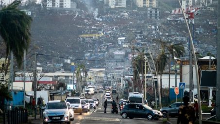 Evacuados a la isla de Reunión 27 españoles residentes en Mayotte, afectada por un cliclón