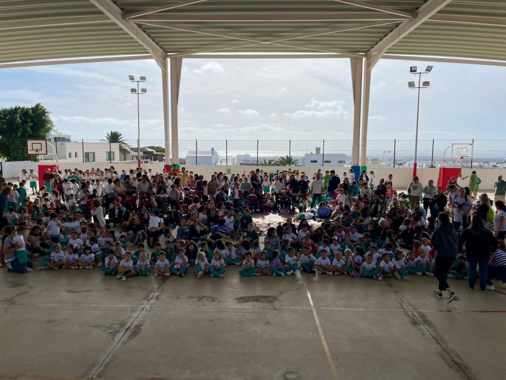 FOTO. Foto de familia de la jornada de inclusión celebrada este jueves en el CEIP César Manrique en Lanzarote