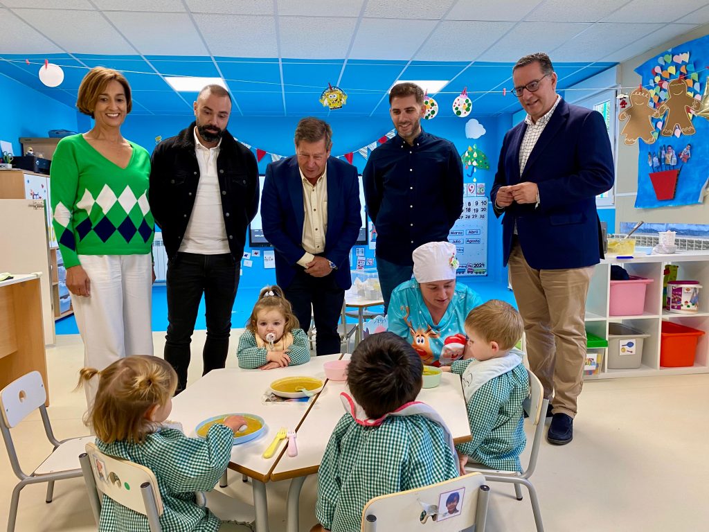 FOTO. Imagen de la visita de Poli Suárez al aula de 0-3 años del CEO Tejeda