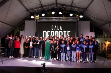 Foto de familia con todas las personas premiadas en la Gala del Deporte de Agaete 2024