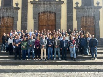 Foto de familia del alcalde, Alfredo Gonçalves Ferreira, los concejales del grupo de gobierno municipal y los trabajadores que estabilizaron hoy sus puestos de trabajo