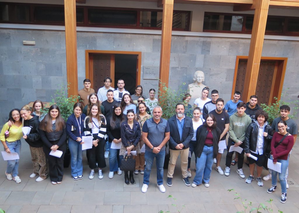 Foto de familia del alcalde, Alfredo Gonçalves, el concejal de Educación, Alejandro Rivero, y los beneficiarios de las ayudas que asistieron hoy al acto celebrado en la Casa de la Cultura