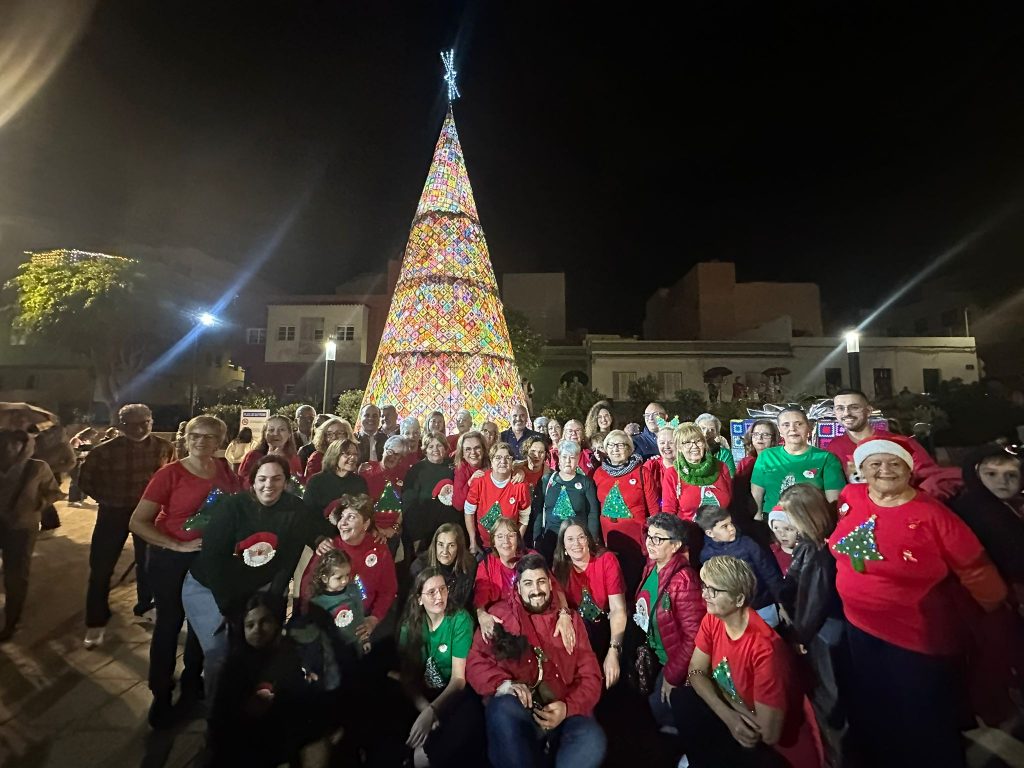 Foto de familia junto al Árbol de Navidad de Ganchillo inaugurado este sábado en La Atalaya