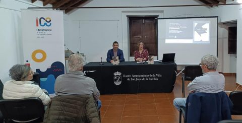 Juan Siverio y una representante de Cultania durante la presentación del libro