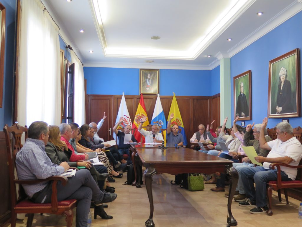 La Corporación municipal votando durante el pleno extraordinario celebrado hoy en las Casas Consistoriales