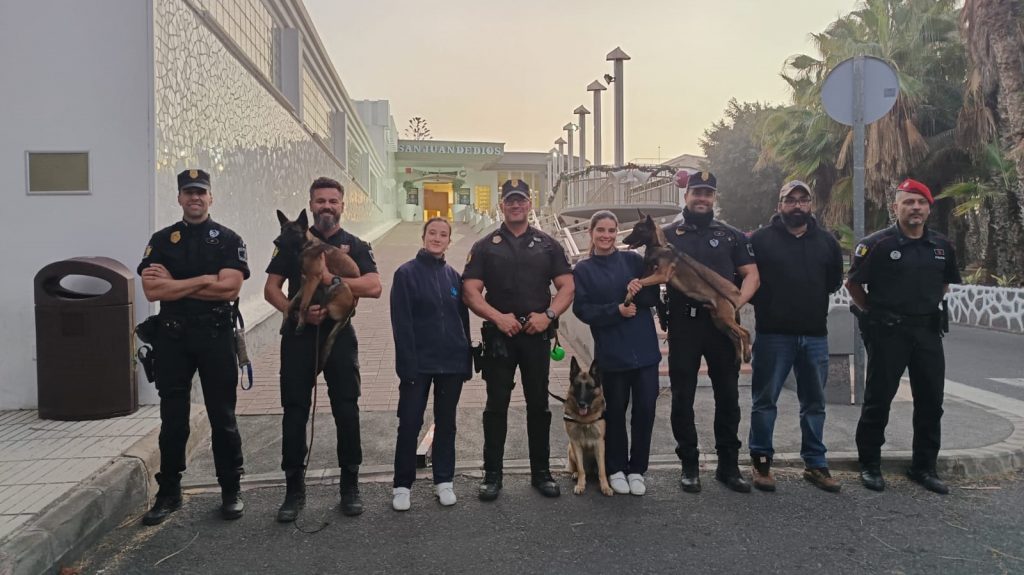 La Unidad Canina de la Policía Local (UCAPOL) participa en una exhibición en Ciudad San Juan de Dios 3