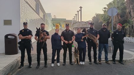 La Unidad Canina de la Policía Local (UCAPOL) participa en una exhibición en Ciudad San Juan de Dios 3