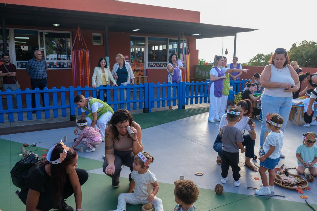 La alcaldesa, Carolina Darias, y la concejala de Educación, Nina Santana, en una imagen de archivo de la visita a la Escuela Infantil Municipal Heidi