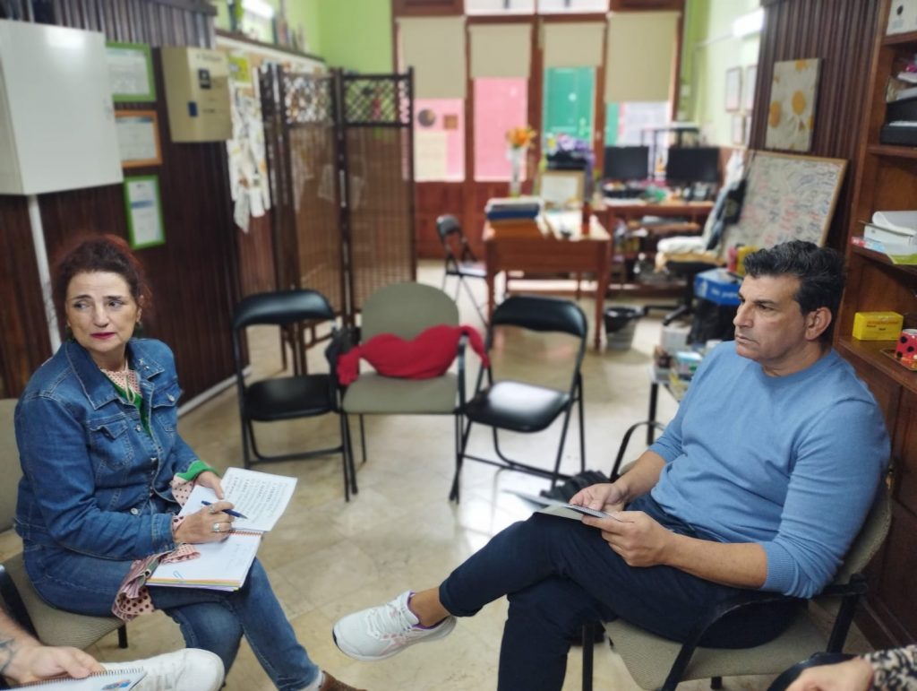 La técnica de Drogodependecia, junto al concejal del área, durante la preparación de 'Una Navidad sin tecnologías'