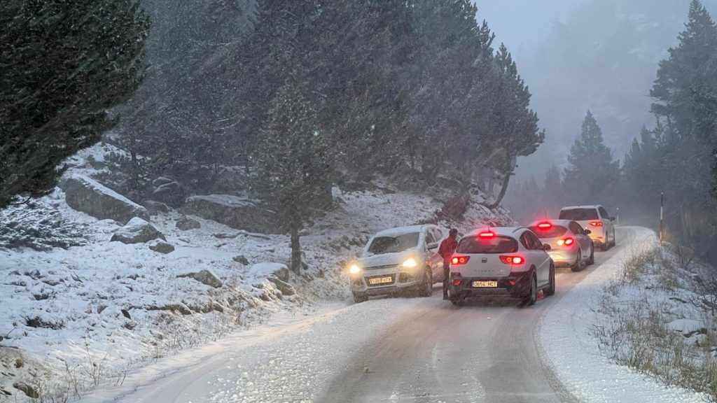 Las primeras nevadas condicionan la circulación en cuatro carreteras del Pirineo oscense