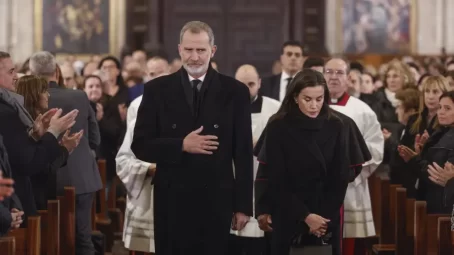 Los reyes arropan a familiares de las víctimas de la dana en la misa funeral de València